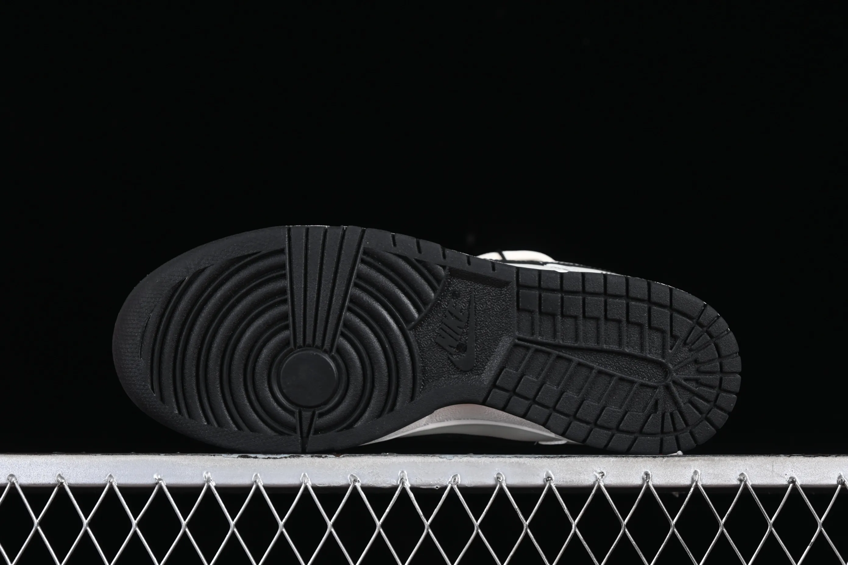 All Categories Nk SB Dunk Series Nk SB Dunk Low Low-top sneakers Nk Dunk Retro Saml Panda Prank Black and white retro style SB strap low-top casual sneakers DD1391-100